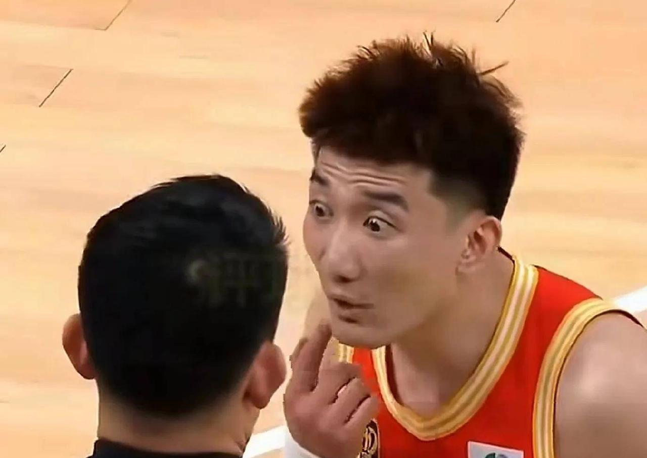 孙铭徽告诫队友！浙江广厦男篮主场意外落败影响不小！其一是浙江主场冠军领奖台被拆