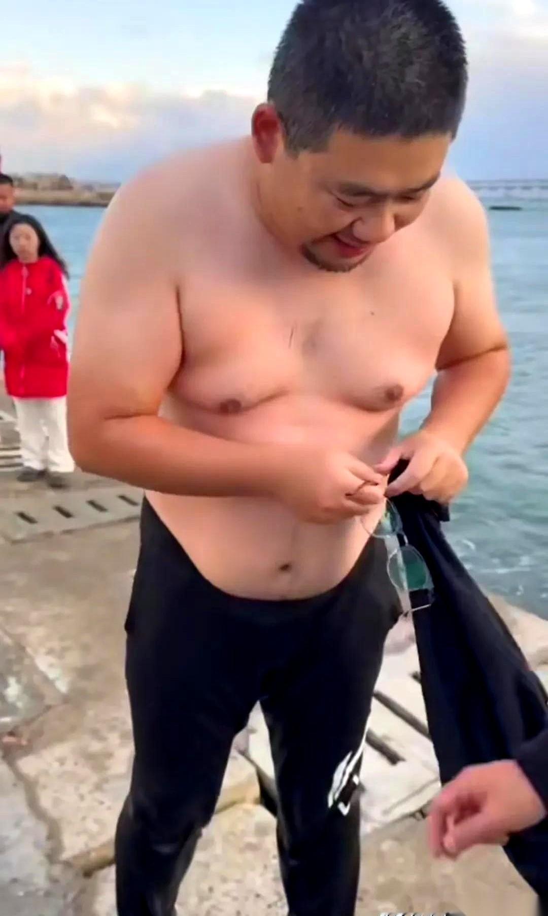 刷手机刷到个视频，我直接一个激灵。大连这天儿，星海湾，一个大哥脱了衣服就往海里