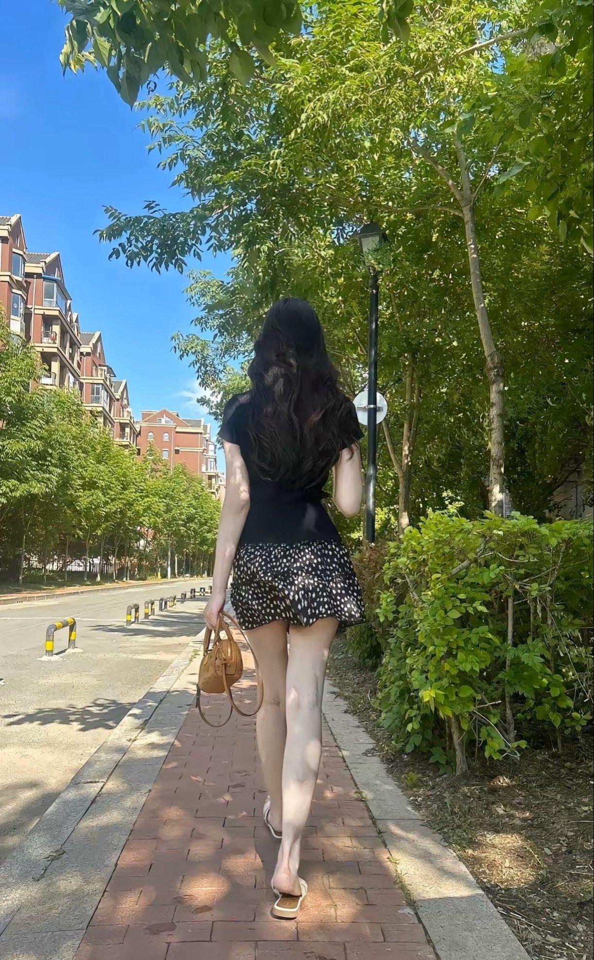 路上偶遇背影这么好看的女生，有没有靠谱的搭讪办法？街头随拍穿搭分享