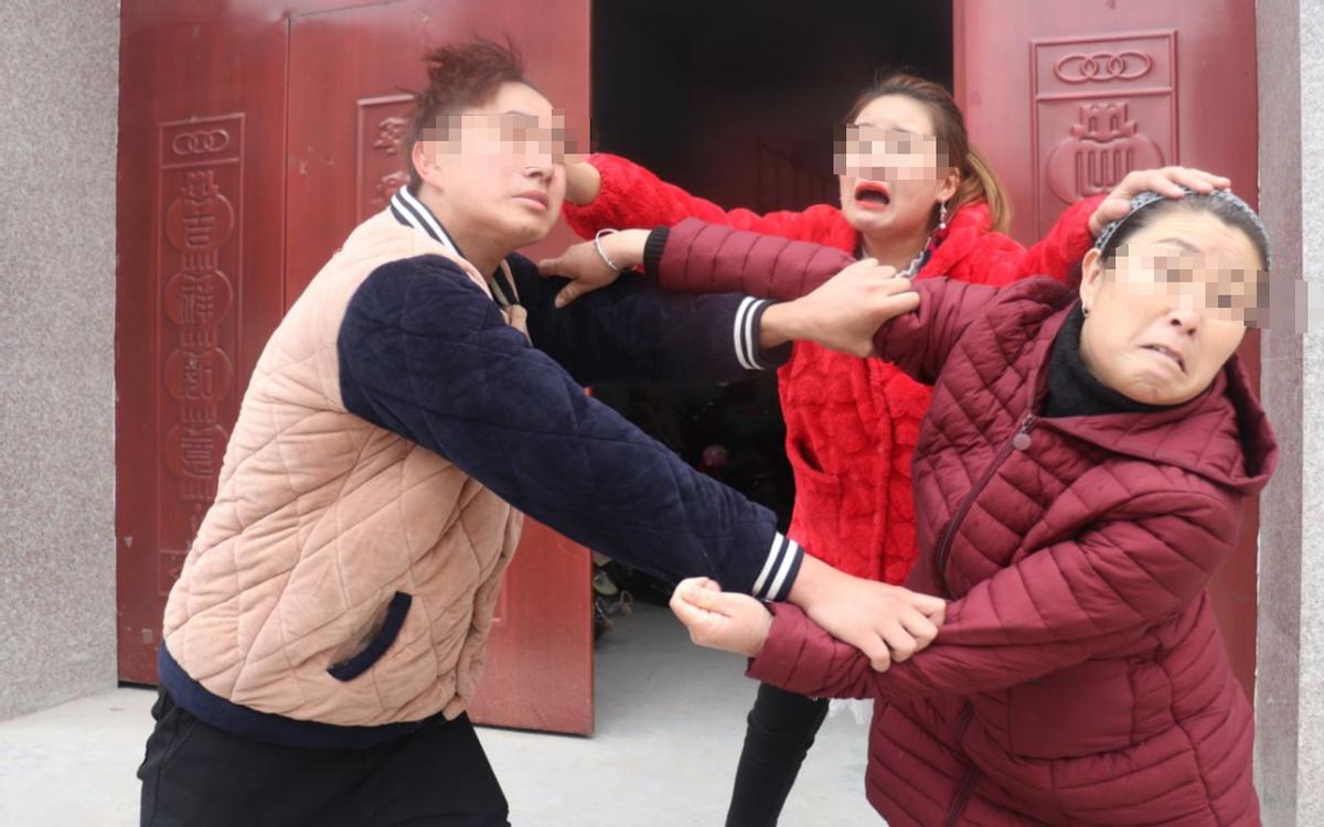 澳门，一62岁妻子凌晨4点半回家追讨这笔钱，争执中丈夫抄起健身棒打伤她左手，妻子