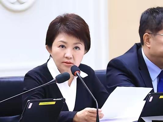 国民党在职的三大……人物：1，卢秀燕，一场猪瘟，一场质询被整得灰头土脸。未来悬