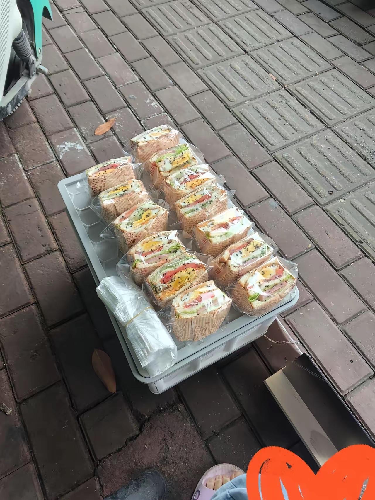 真的狠狠共情了！社恐内向的姑娘，为了摆摊卖三明治，凌晨4点就爬起来做，6点就守在