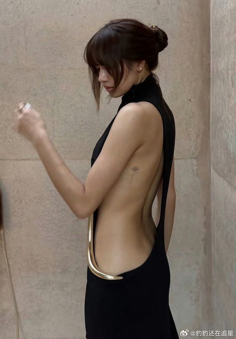 Lisa大秀身材这身材真的超好，没有藏着掖着的义务.
