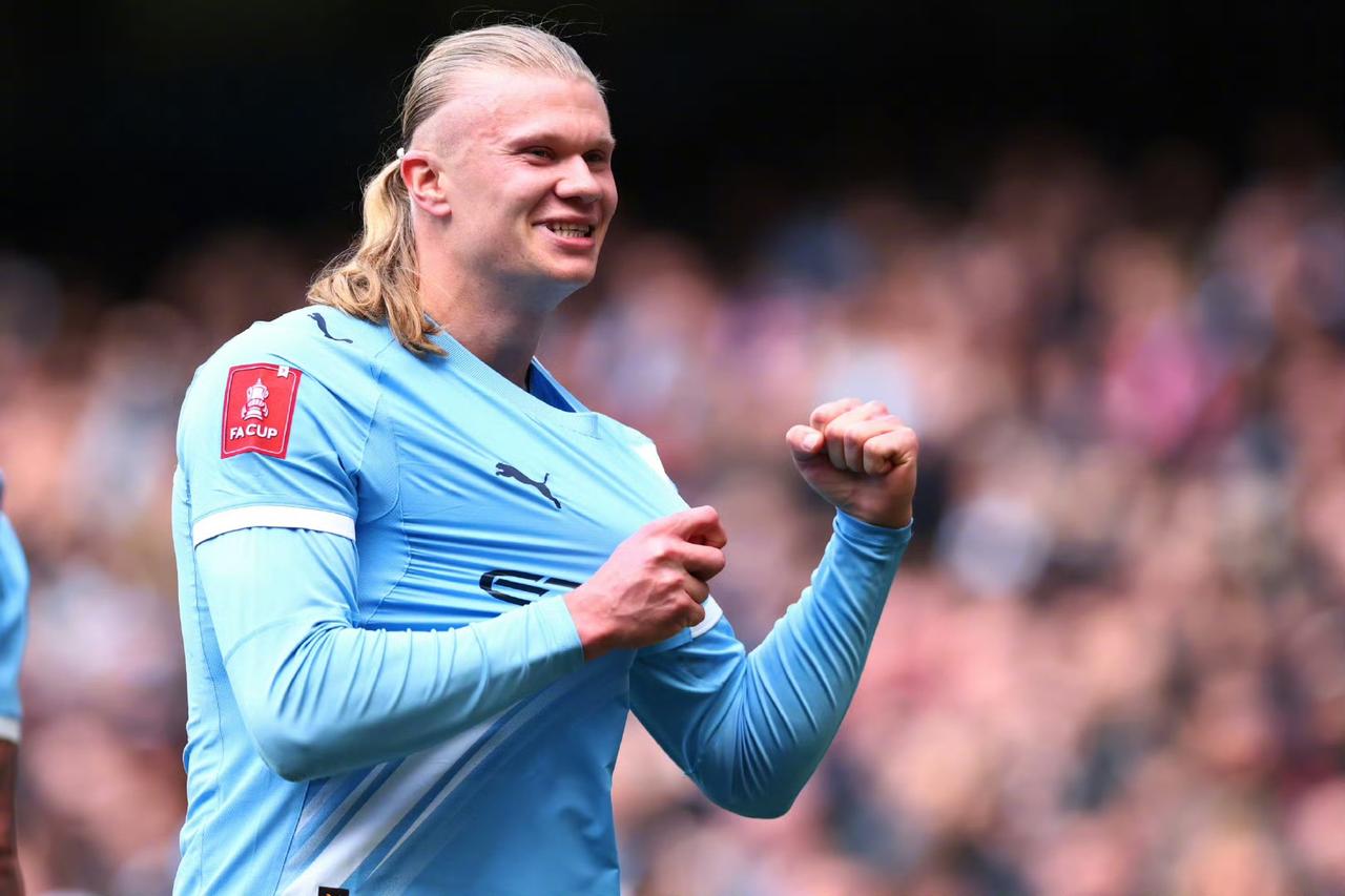 足总杯四强诞生！曼城4-0横扫，哈兰德戴帽！利物浦溃不成军，萨拉赫丢点！