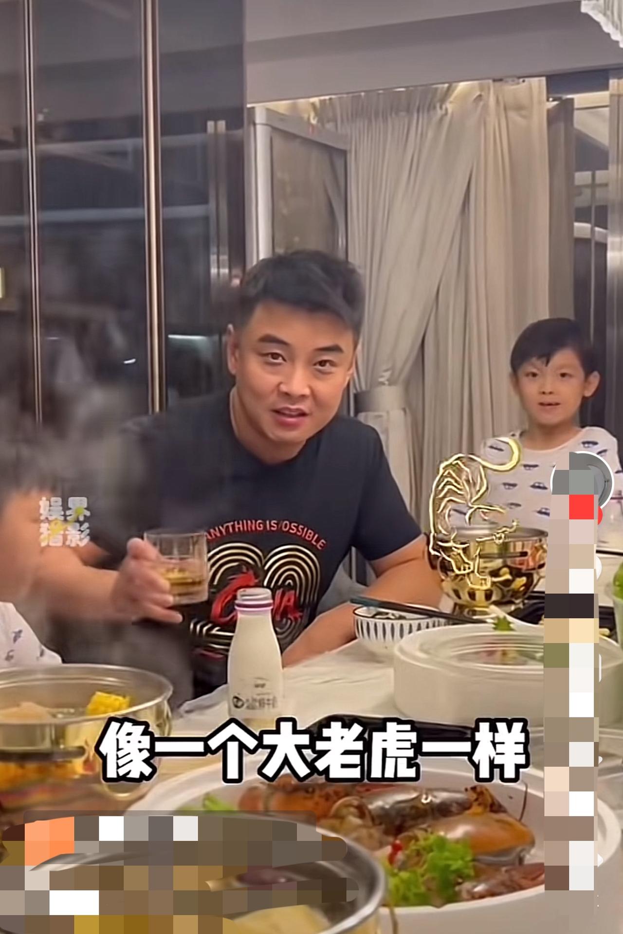 好容易回家，陪伴儿子吃饭的国乒男队主教练王皓，谈起儿子打高尔夫球的事，鼓励儿子海