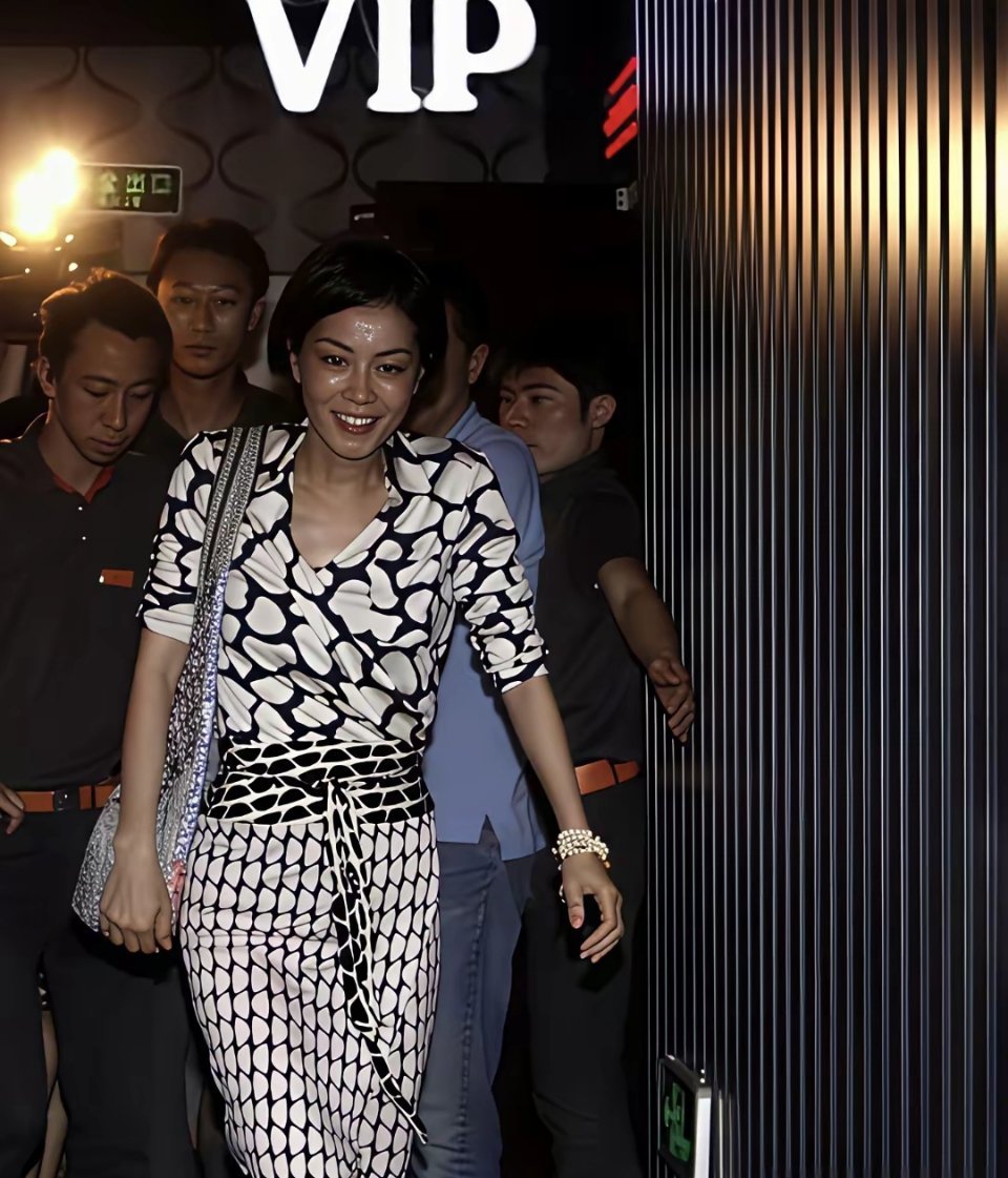 早年间的王菲被路人偶遇，看着真的好普通，好像并没有传说中的那么美，你觉得呢？​