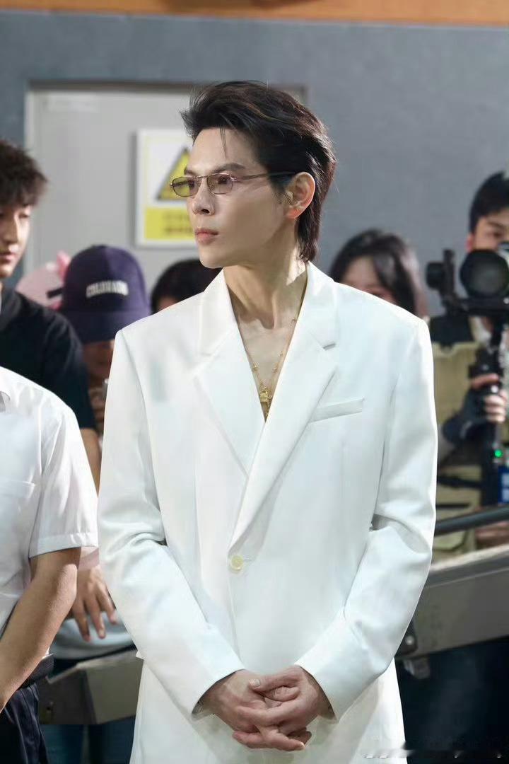 向佐否认改剧本演员是盛一伦网上流传盛一伦改动剧本的传闻引发热议，向佐主动发声辟