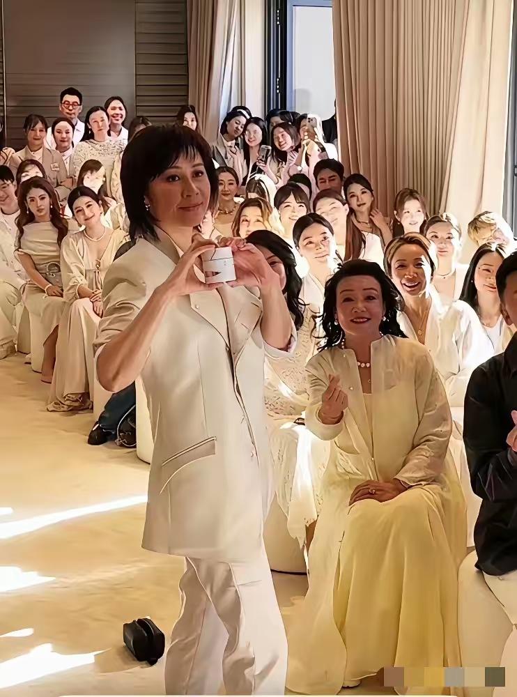 张兰和刘嘉玲同框了，刘嘉玲说她发生很多波澜壮阔的事情，然后轻蔑的一笑，那种藐视和