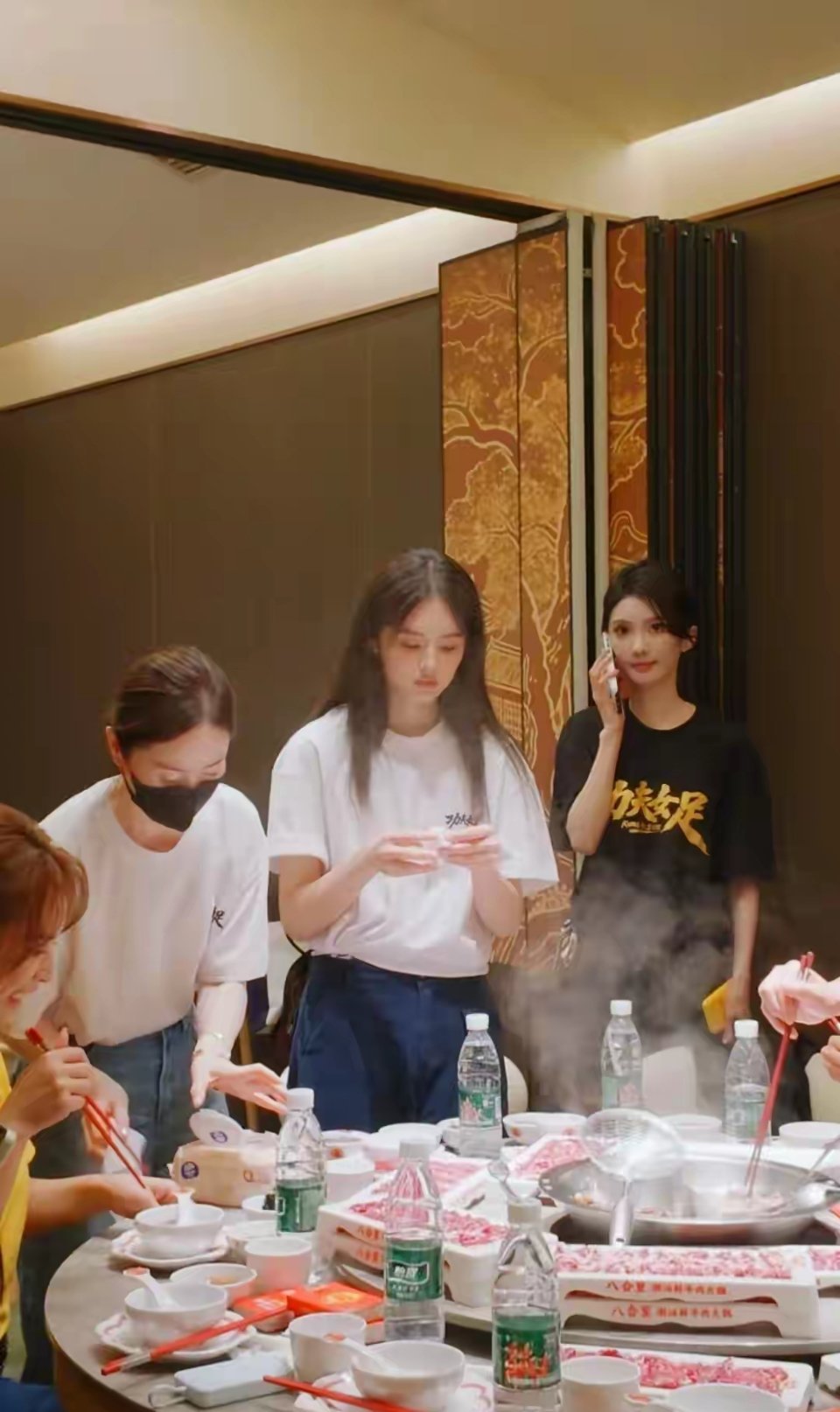 《功夫女足》剧组八合里聚餐！雪野披发出镜显嫩，蔡思贝状态绝了