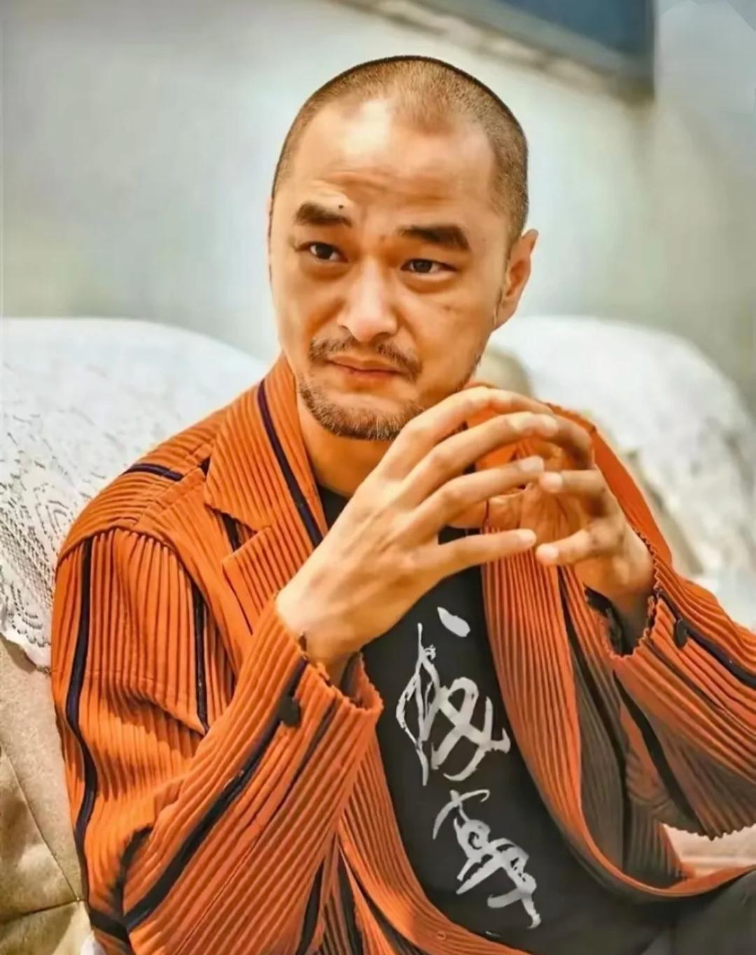 身价过亿的冯唐曾说:没事别动不动的就参加什么聚会一闲聊是非就多了矛盾自然