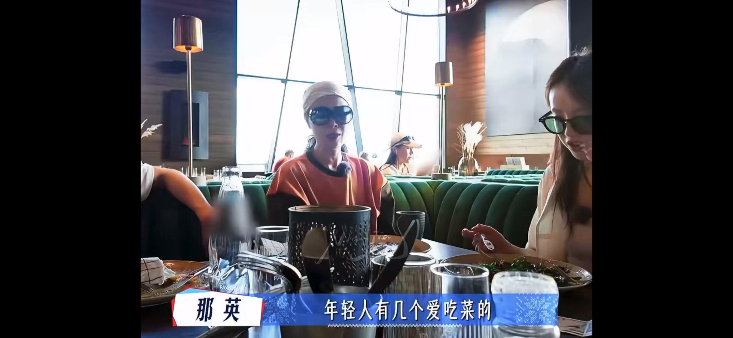 那英龚俊你如今几岁了那英一伸手，纸巾一折，塞进龚俊口袋，拍两下：“别再漏了，造