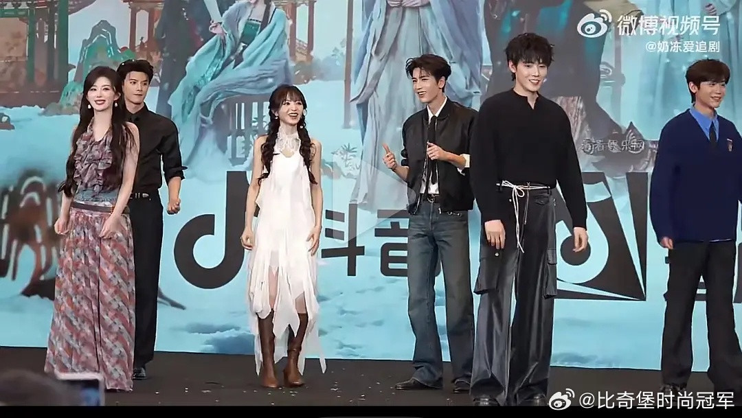 张凌赫这条裤子是低腰裤？显得比例不是那么好呀，有点55分的意思了。