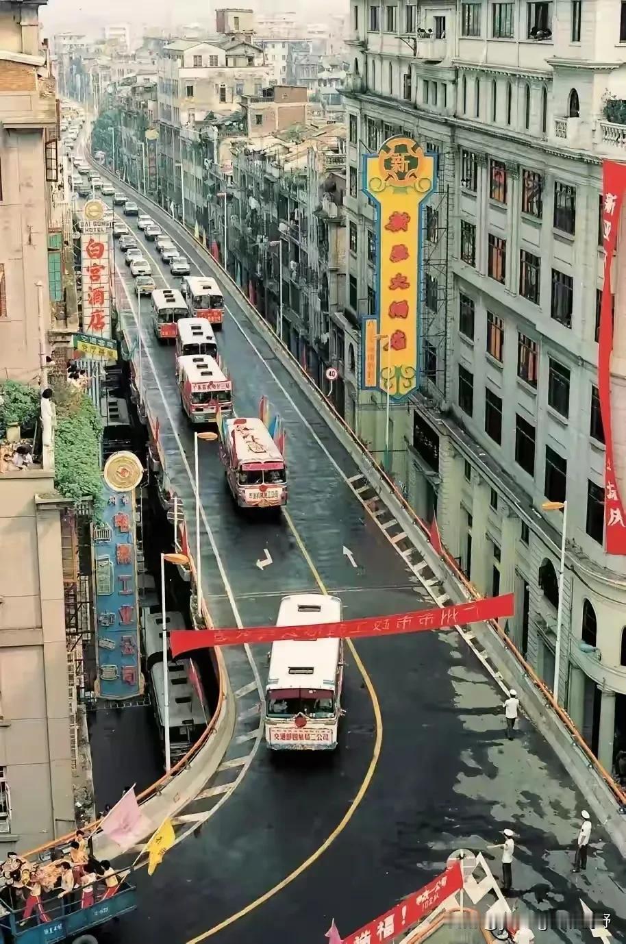 历史老照片之广州人民路高架刚通车的场景。人民路高架于1987年建成通车，这座高架
