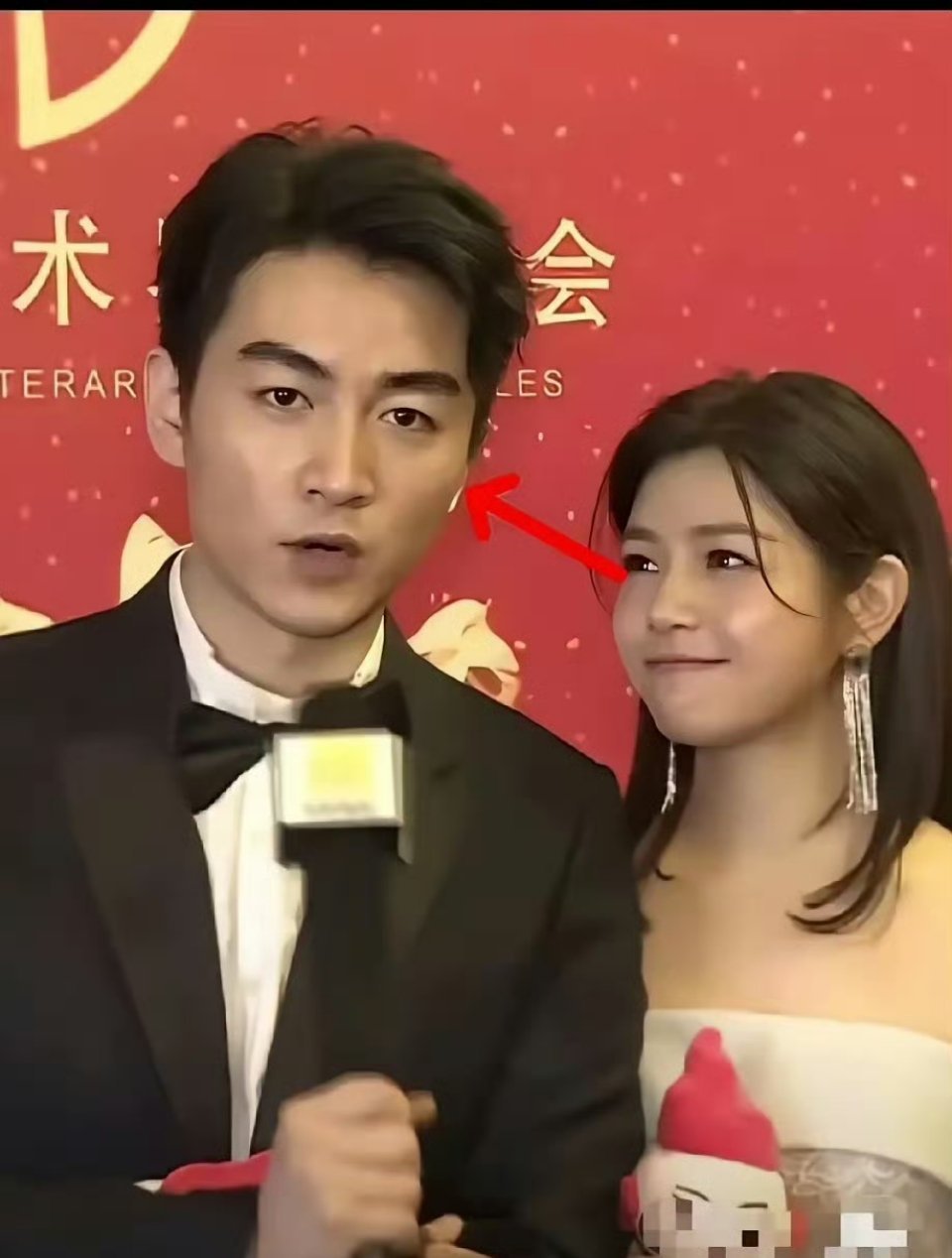 陈晓估计要躲在被窝偷笑呢！不是因为和陈妍希离婚。而是因为​陈妍希居然在新剧中给肖