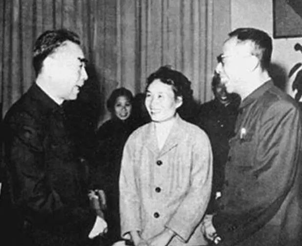 1960年，周总理请溥仪吃饭。吃饭时，溥仪不时瞄着旁边坐的一位女士。这时，没想到