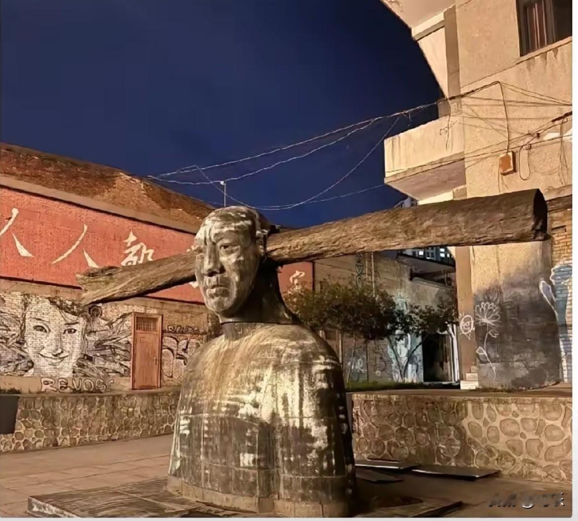 西安半坡艺术区这尊雕塑，真的看得人心里发慌！路过西安半坡国际艺术区，被一尊