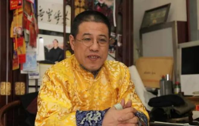 [点赞]2015年，吉林一男子称手上的戒指是乾隆戴过的，经过专家鉴定，该戒指价