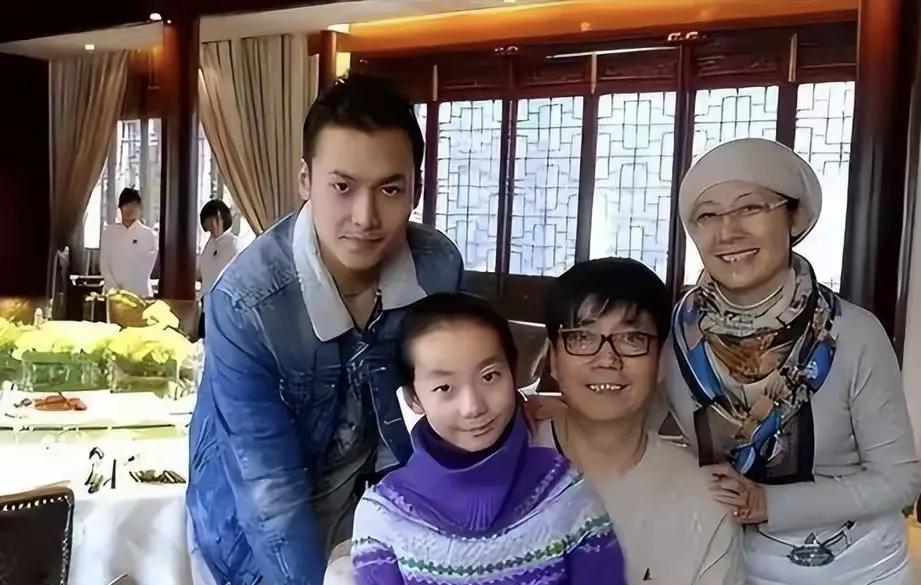 原来厉玲嫁给范明的时候，是一个离异的女人，而且还离异带娃。不少人觉得厉玲嫁给范明