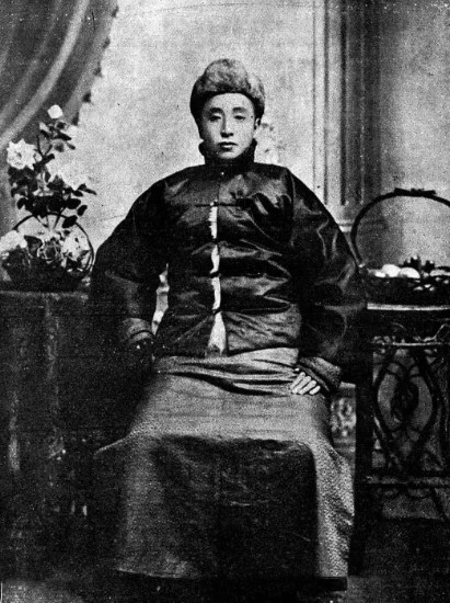 1894年，张作霖去于六家喝酒，中途于六去放水，谁料于六的小老婆二兰子竟然直接扑