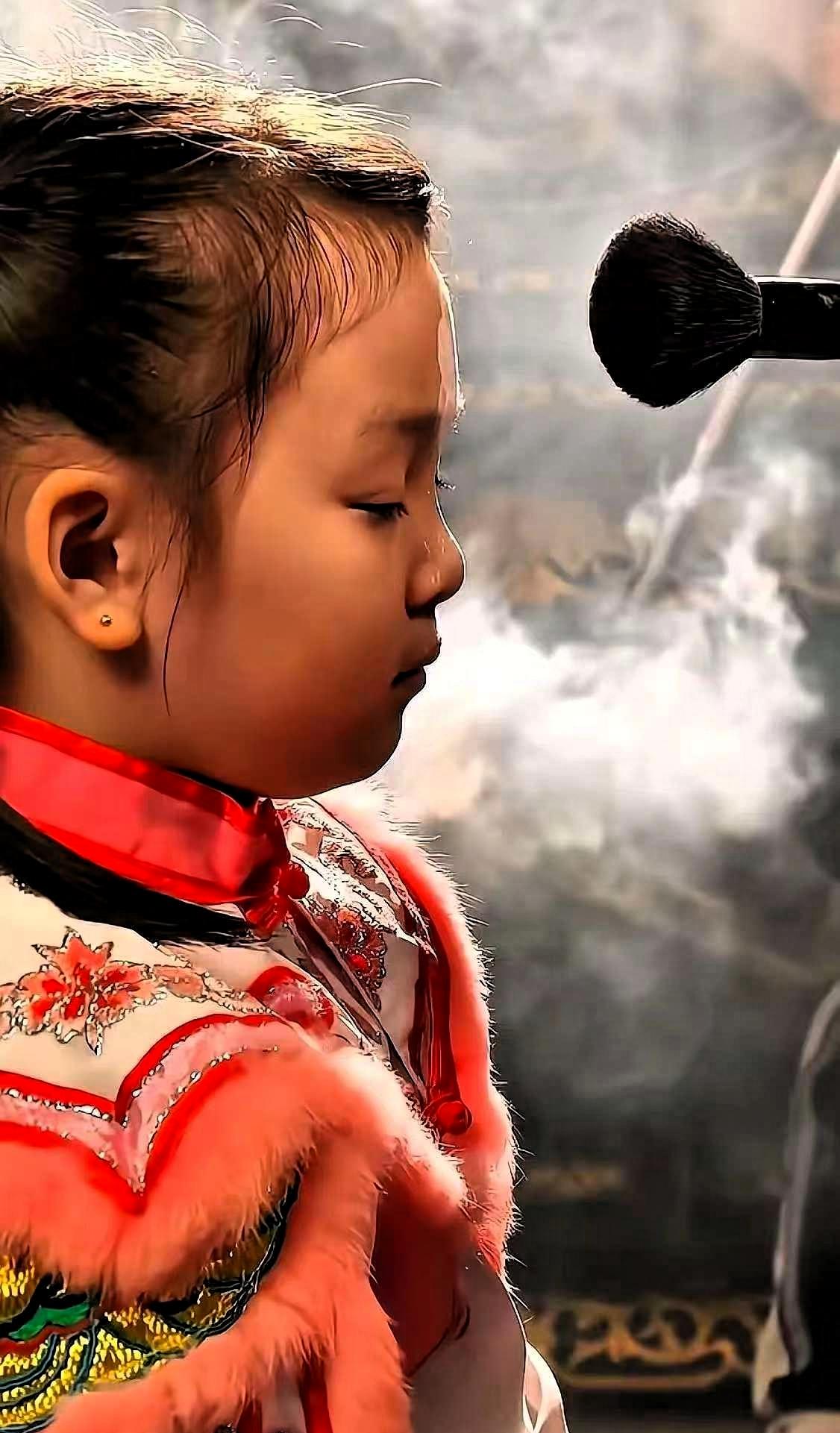 “只要这孩子不出事，整个潮汕商会保她一辈子。在潮汕当地的游神活动中，小女孩