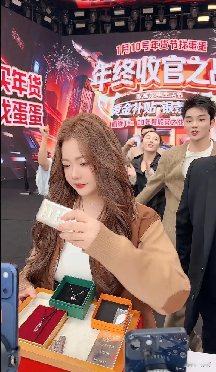 他砍掉车厘子，是为摁住更烫手的火。辛巴在连麦里突然翻脸，不是对水果，是对人。