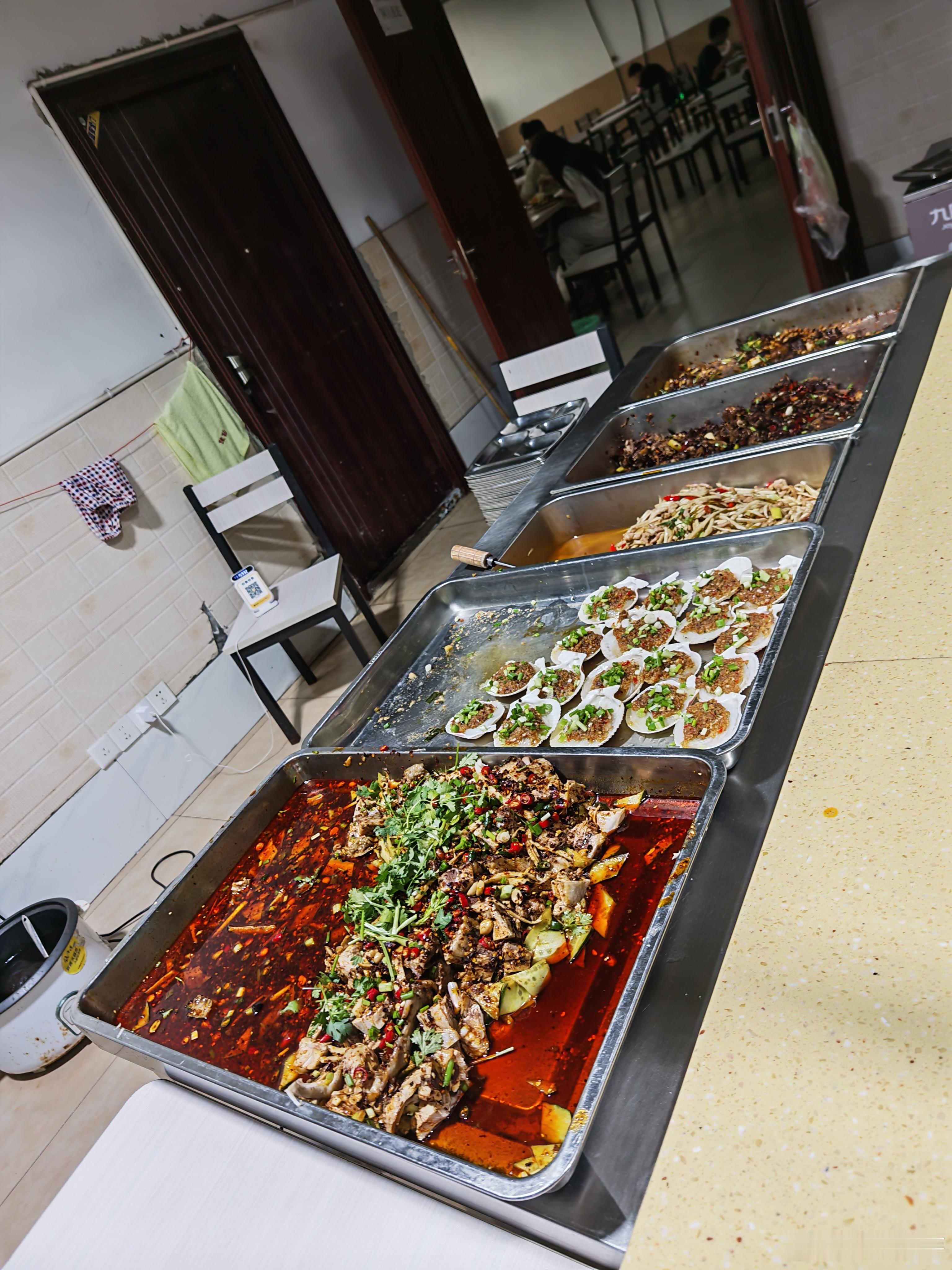 午饭今天食堂吃的凉粉不错，凉拌鸡肉也新鲜，出炉的油麦菜也好吃，南瓜也甜甜糯糯的