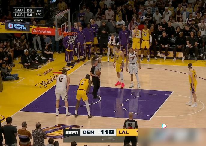 掘金真内讧了？自家中锋一掌推开约基奇，送湖人绝平。终场前最后一秒，湖人投篮不