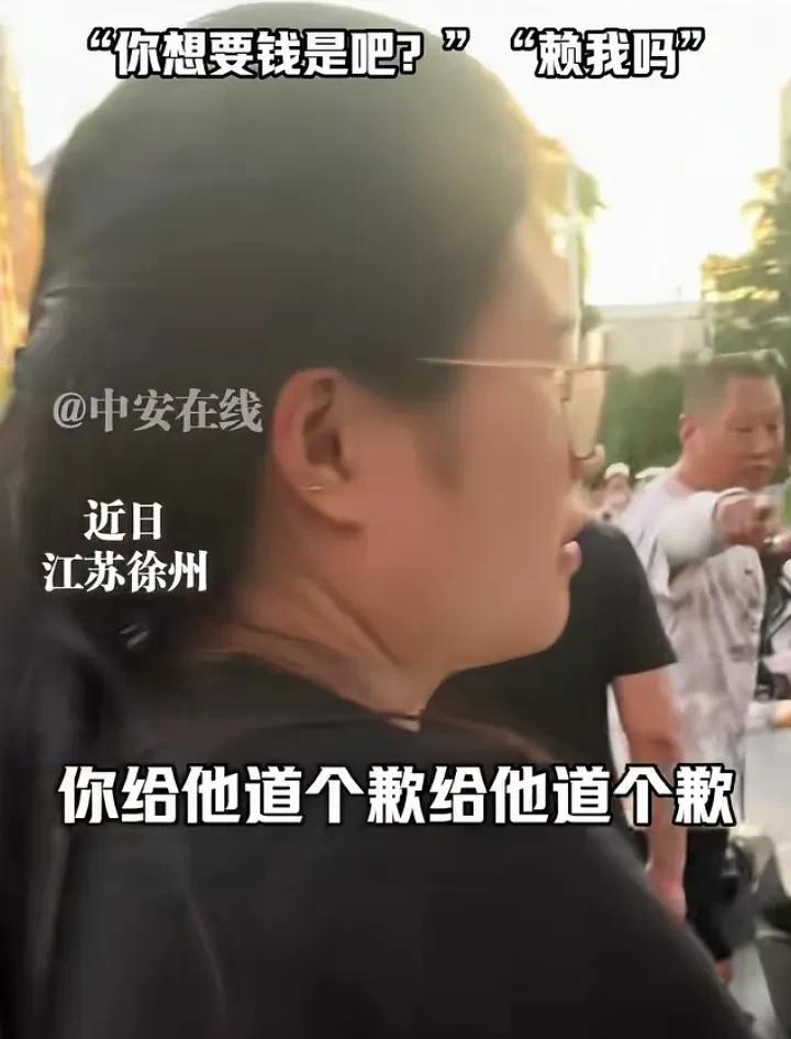 江苏徐州，一女子开着迷你五菱汽车占用非机动车道超车，差点撞到一名骑着电动车的大哥