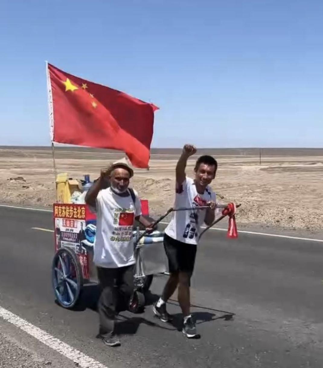 新疆72岁老人随儿子从阿克苏徒步去北京：全程4000公里，已出发98天，计划国庆