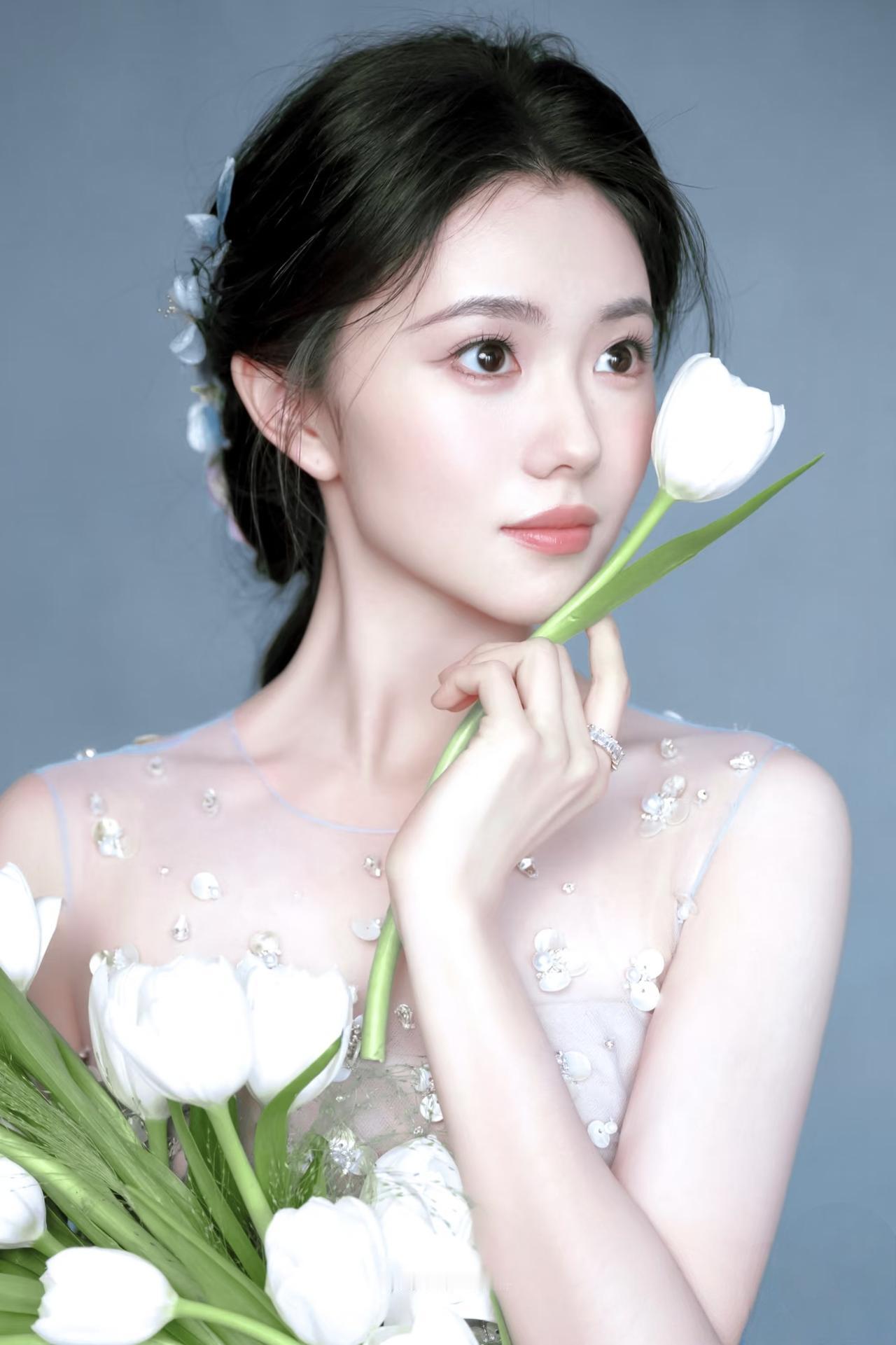 说实话，刘浩存这种女生，短期内大概率不会随便谈恋爱嫁人。不是追求她的人少，而是能