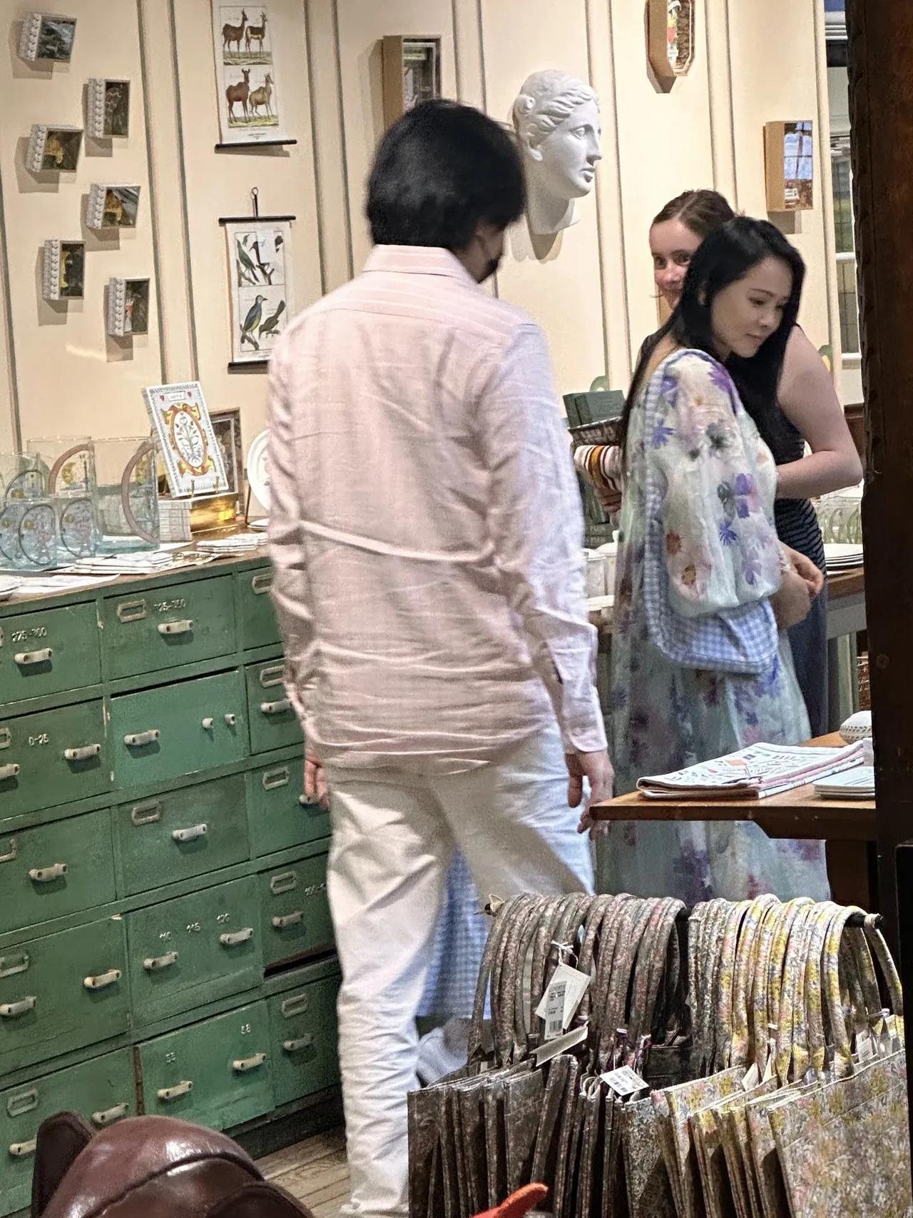 伊能静和秦昊带着女儿在英国伦敦逛街购物，她都已经57岁了，脸部状态真不错，而且头