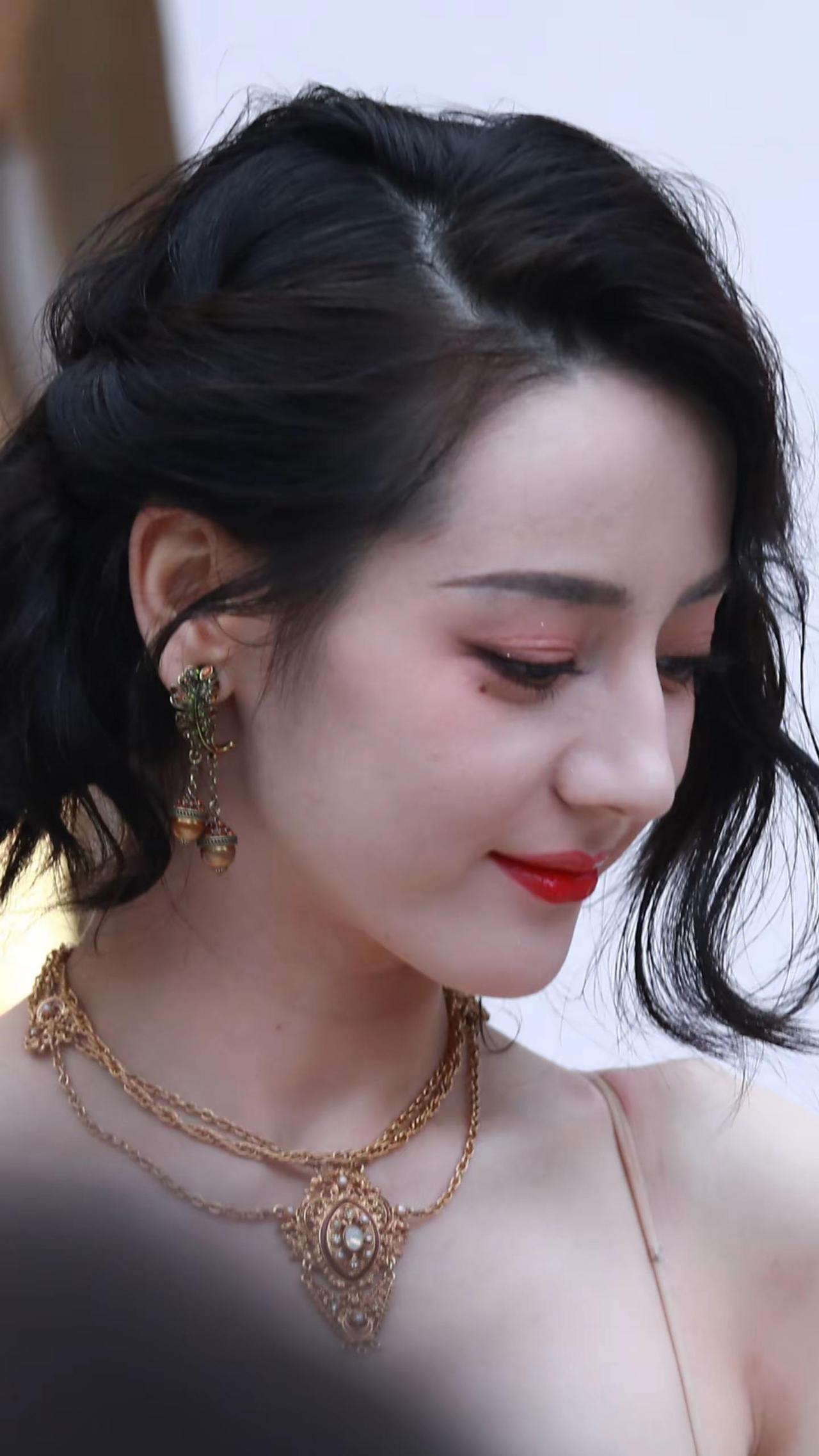 迪丽热巴站台现场，原相机超近距离怼脸拍。热巴还需要开美颜？迪丽热巴美神降临原