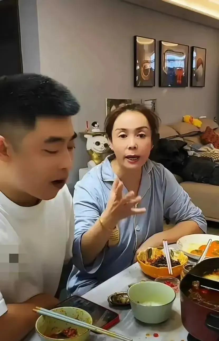 赵四儿和女儿一起直播，女儿说父亲太丑了，把老父亲说伤心了哈哈话说这个女儿长得还