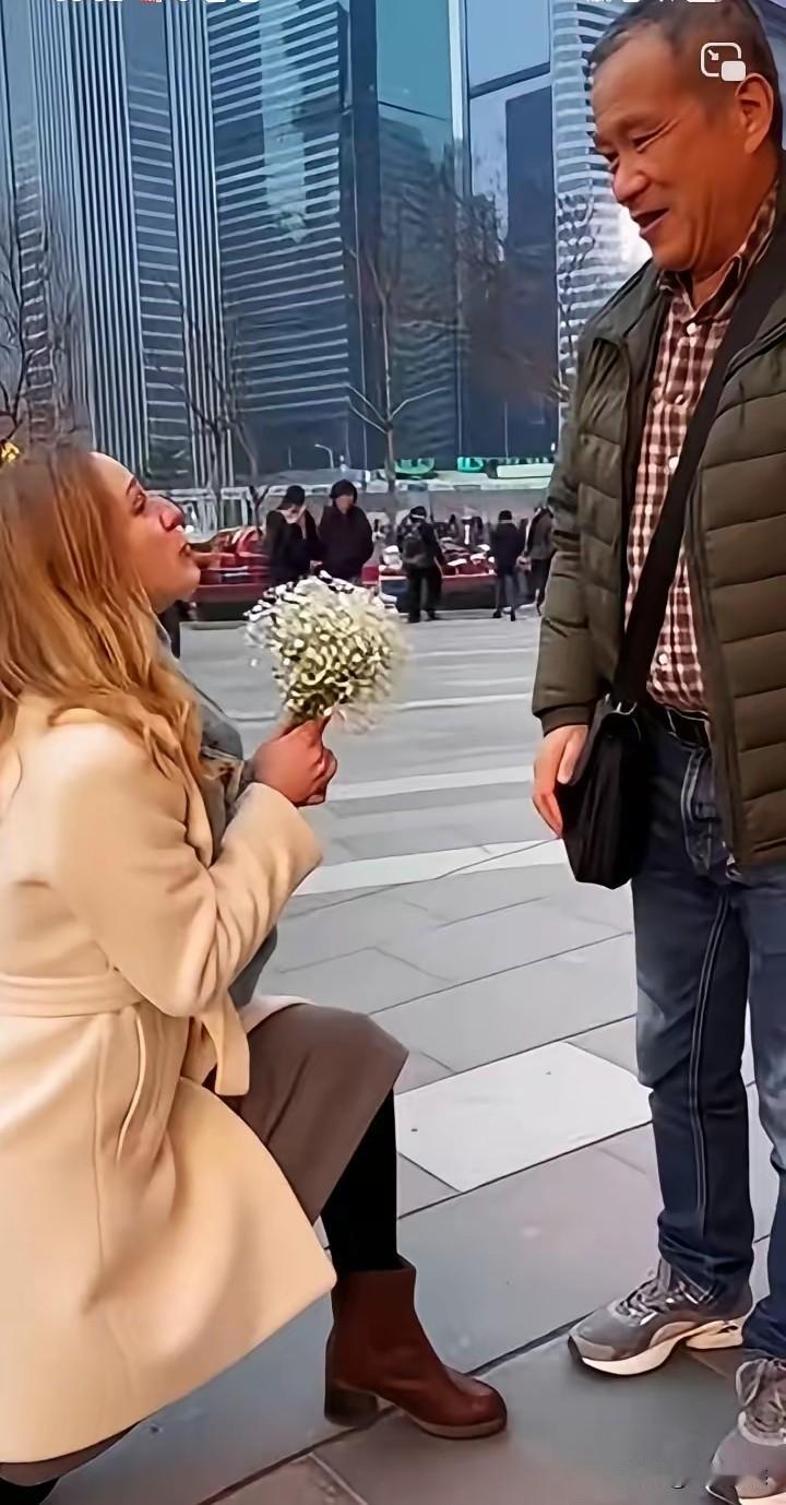 这大哥太有魅力了，否则的话，不可能赢得老外的芳心，这些年虽然也看过很多类似的照片