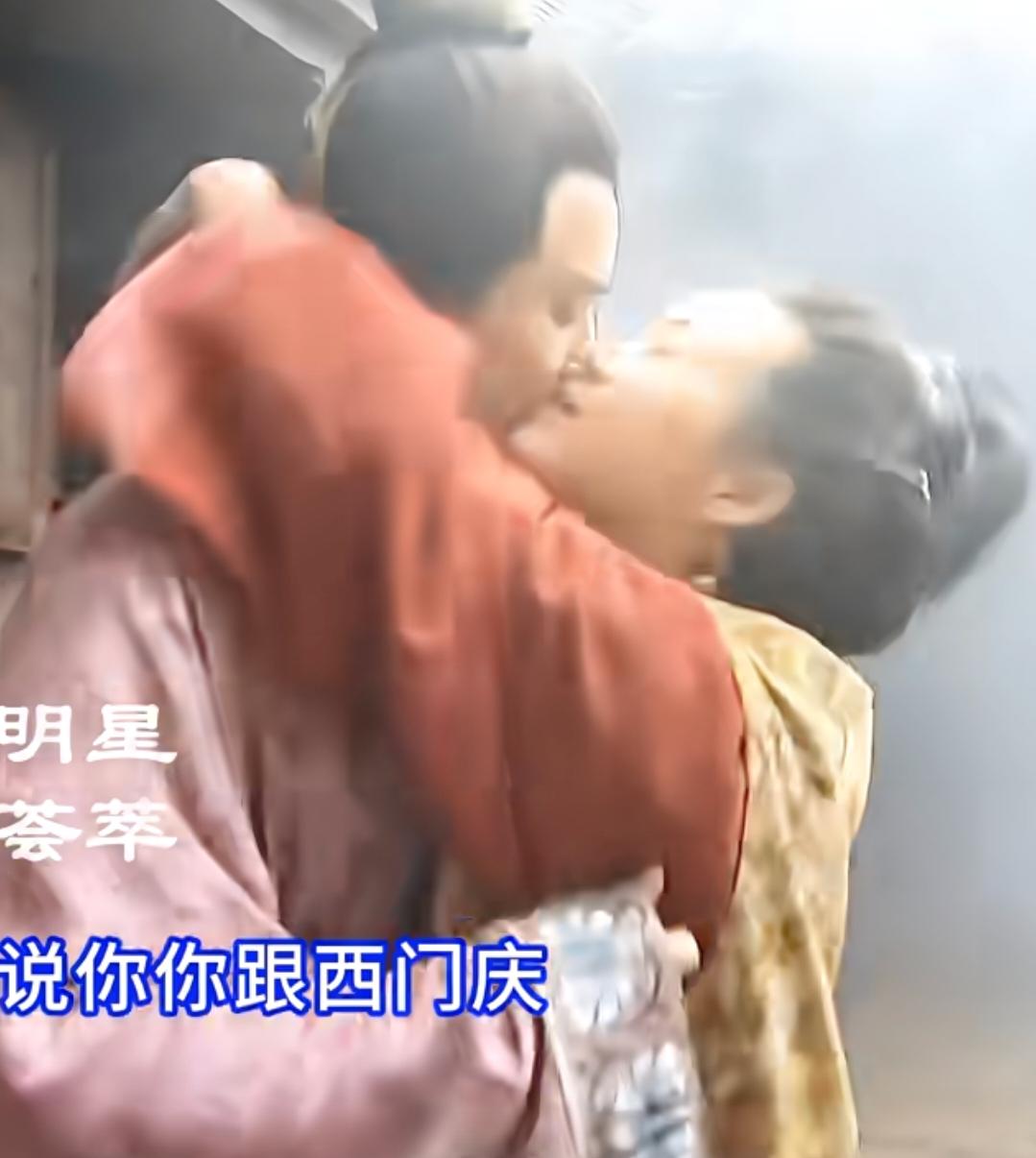 就金莲跟西门庆拍的这一段，王思懿确实付出了很多！就单单这一段亲吻的戏份从门口一