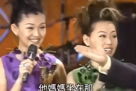 刚出道的大小S在台上感谢妈妈，S妈年轻时怎么和小梅这么像？​​​
