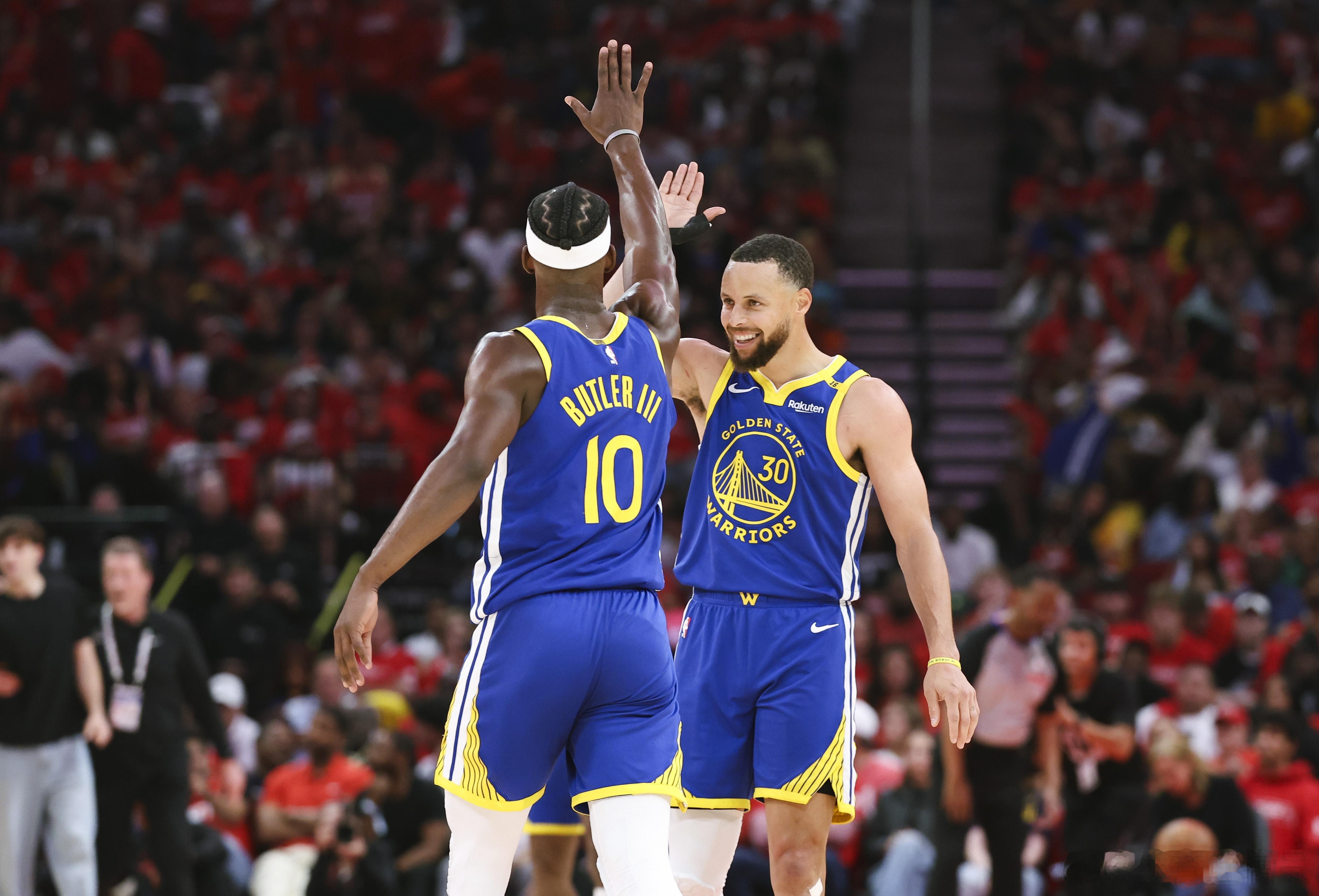 勇士这个队伍是真奇葩！能够让一个小前锋枪25个篮板。勇士不敌猛龙的比赛，巴恩斯轰