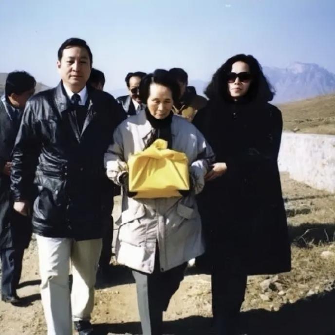 溥仪迁葬的镜头，这一张照片拍摄于1995年1月26日，地点在河北易县清西陵旁的华