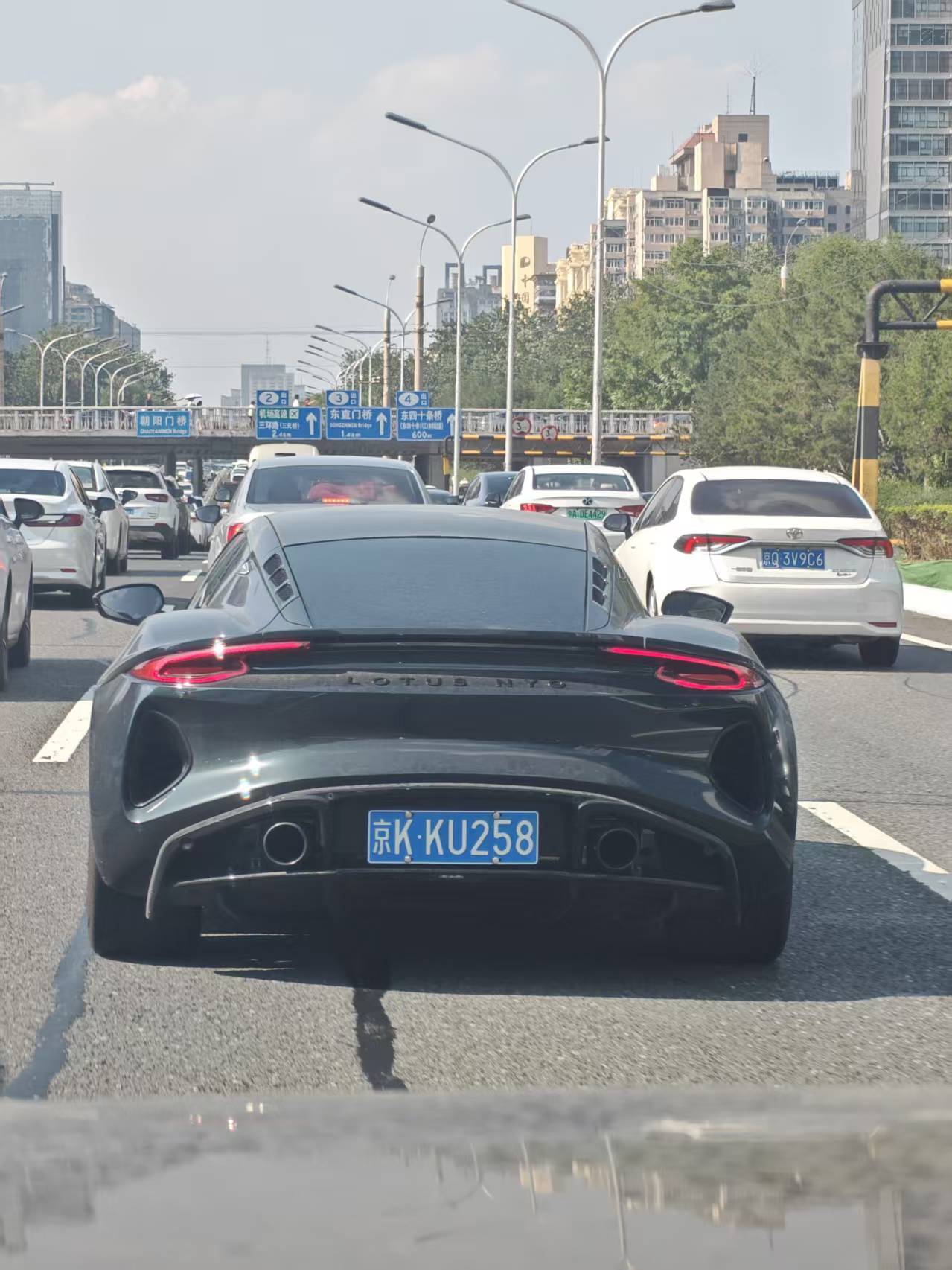 车若初见实拍两个车屁股，极限2选1，哪个更帅