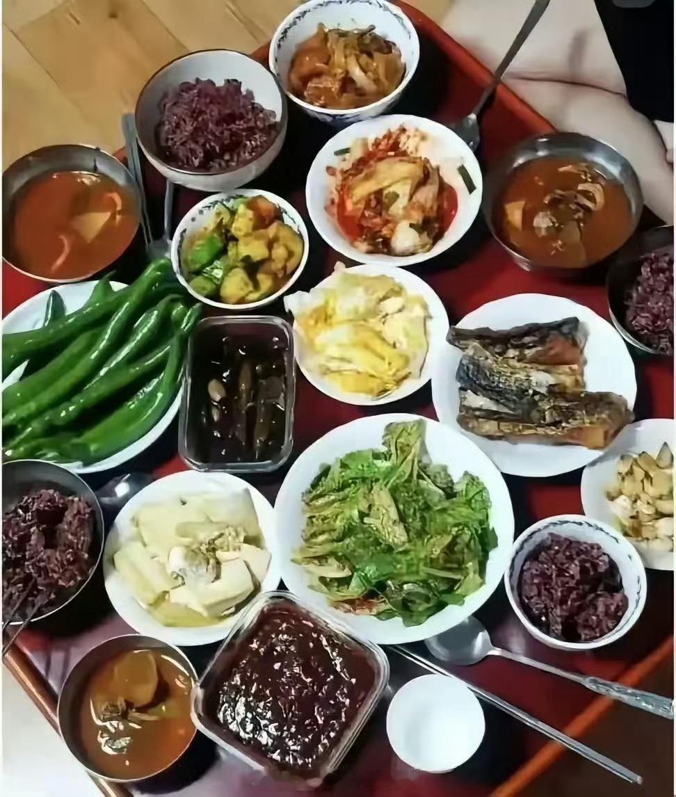 这是一位远嫁韩国的中国女子发了个朋友圈：“韩国婆婆给她做的精美午餐，幸福感满满！