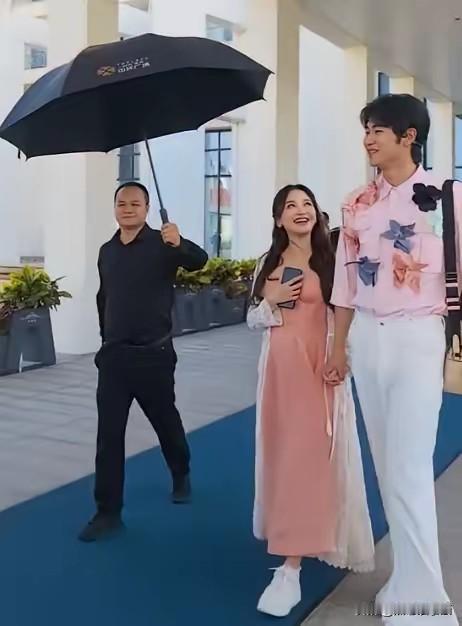 金莎挺孕肚参加商演，当天身穿米色修身长裙，腰腹部明显隆起，孕肚轮廓清晰。被指恋爱