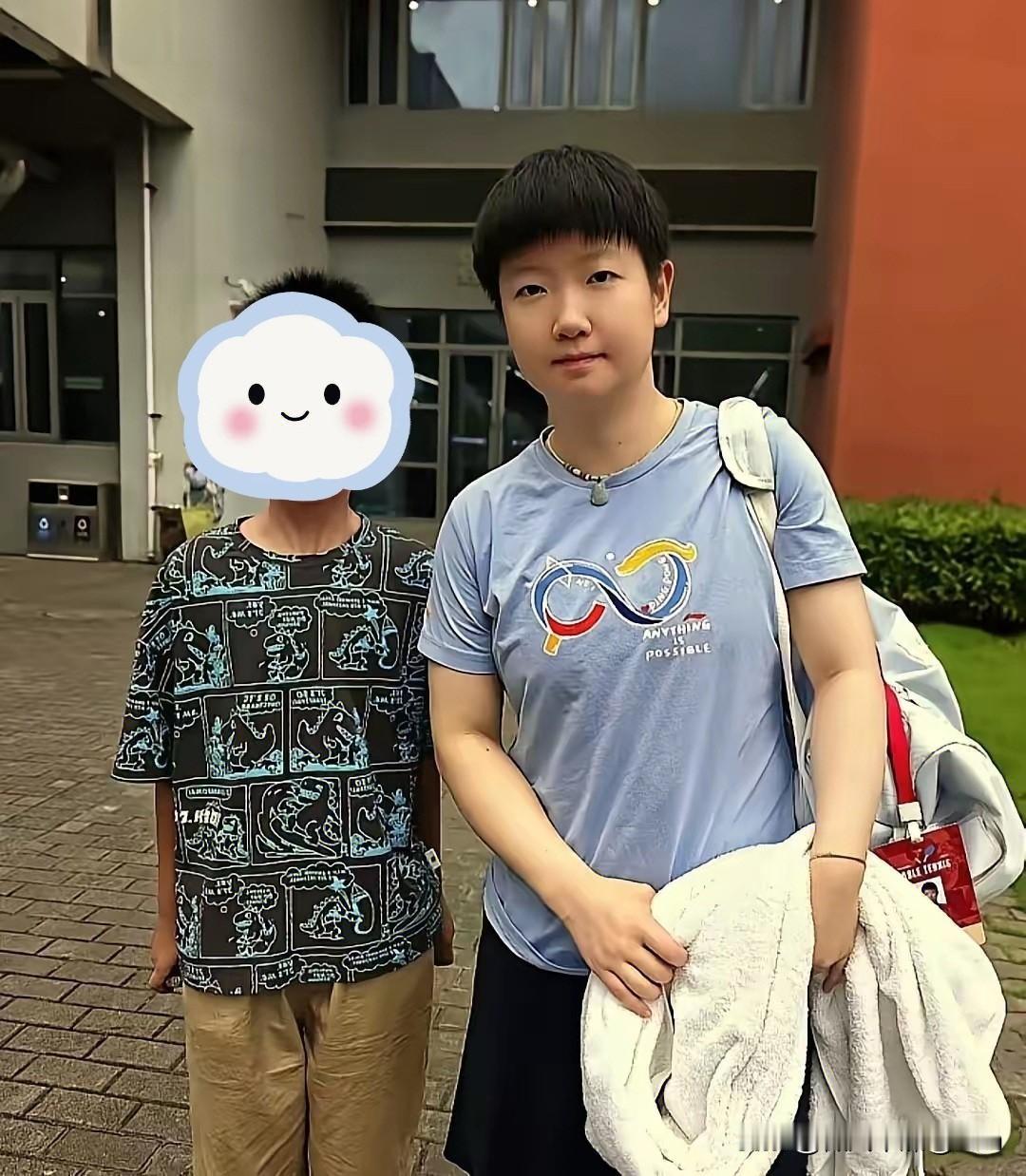 莎莎和头哥都剪头发了。发现可爱的莎莎什么发型都能hold得住。这么短的头的蘑菇