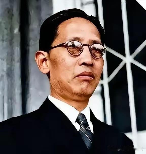 他把2700根金条交给独子带上船，自己晚走一步。船沉了，儿子没了，金条也没了。