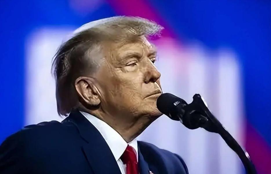 特朗普在接受CNBC采访时明确表示：“我必须老实说，现在的股市正处于高位。我原以