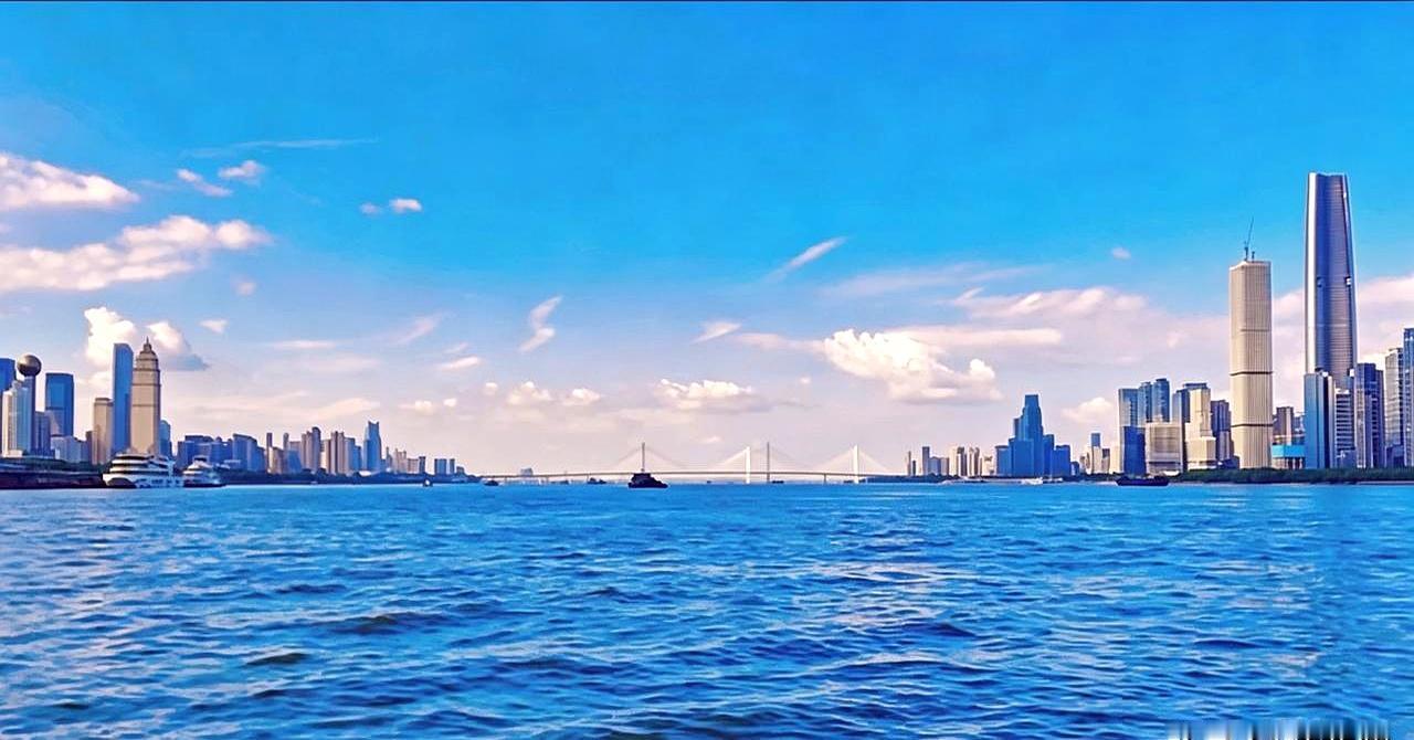 同样是守着滚滚长江，怎么武汉和南京的江景画风能差出十万八千里？去过这两个地方的