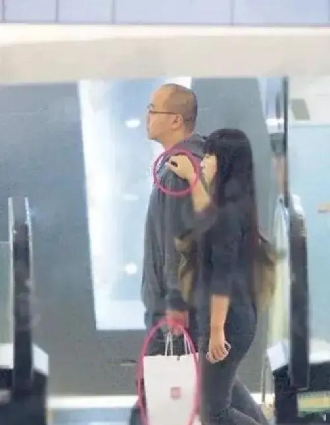 窦靖童有次跟媒体说，我妈钱多到花不完，但我爸穷苦潦倒成了我的心病。王菲住北京一