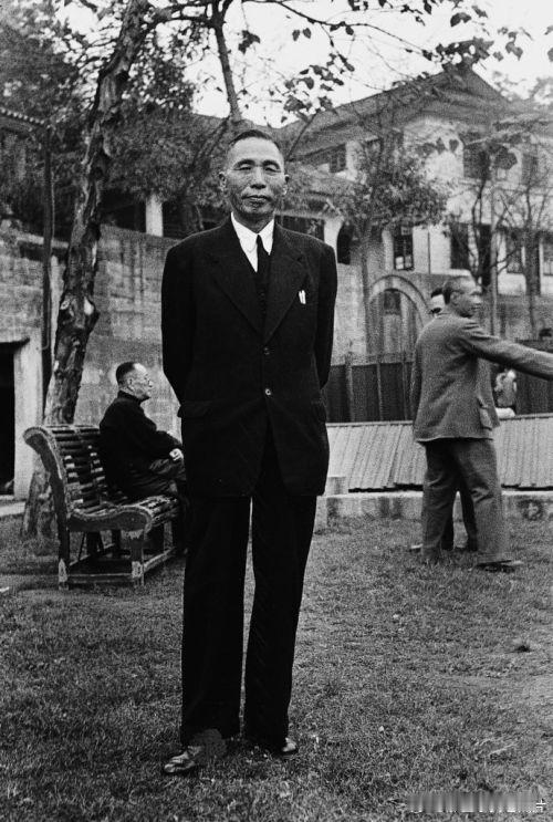 1944年，日军发动“一号作战”，兵锋直指重庆。大韩民国临时政府的成员们面临着撤