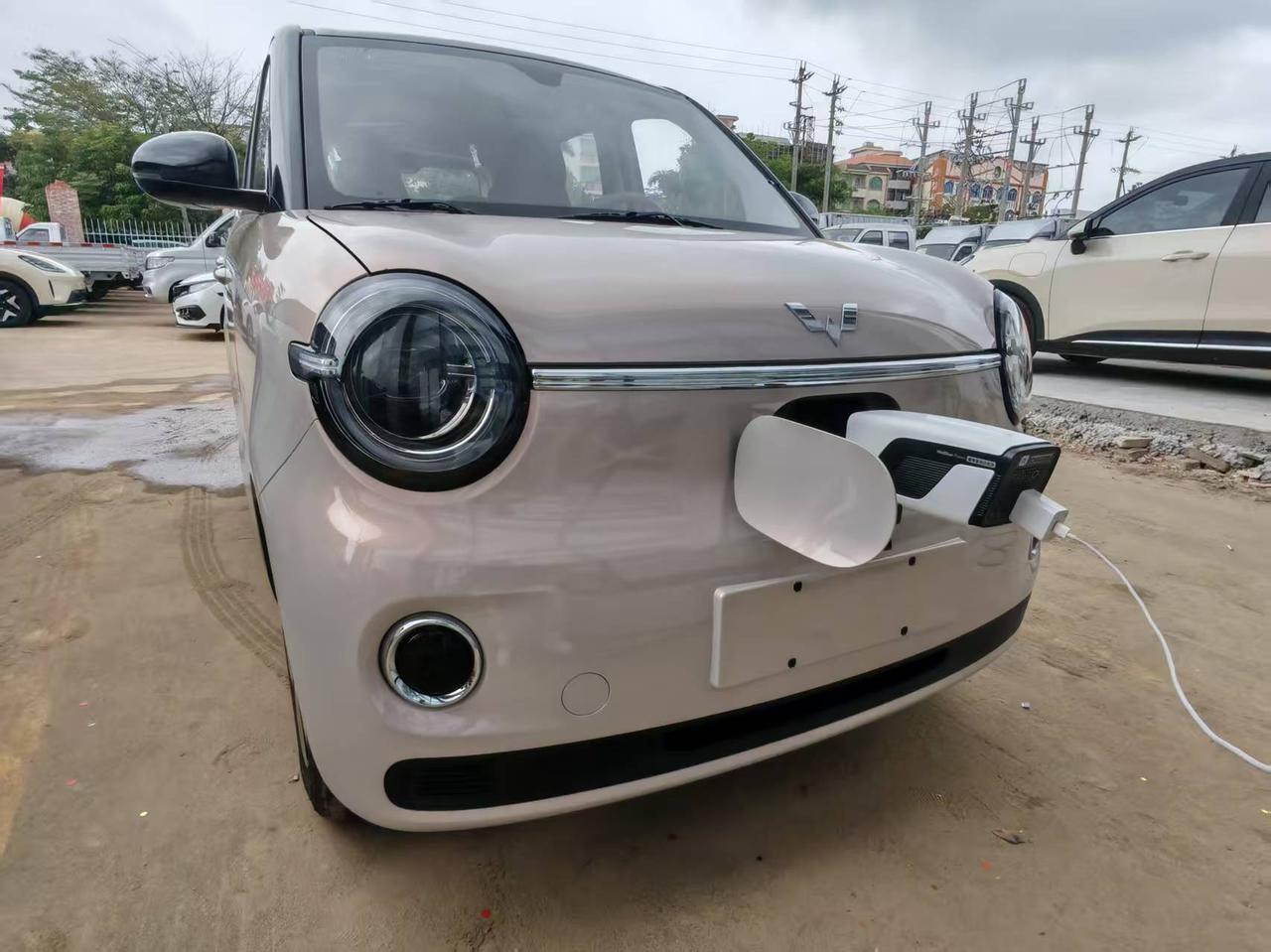 众所周知，宏光MINI从第一代开始到现在，都是没有双向OBC，没有外放电功能的，