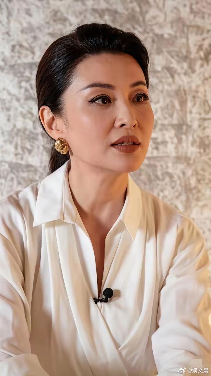 周涛端庄优雅，容貌温婉大气，气质从容脱俗，颜值一直备受大家称赞。