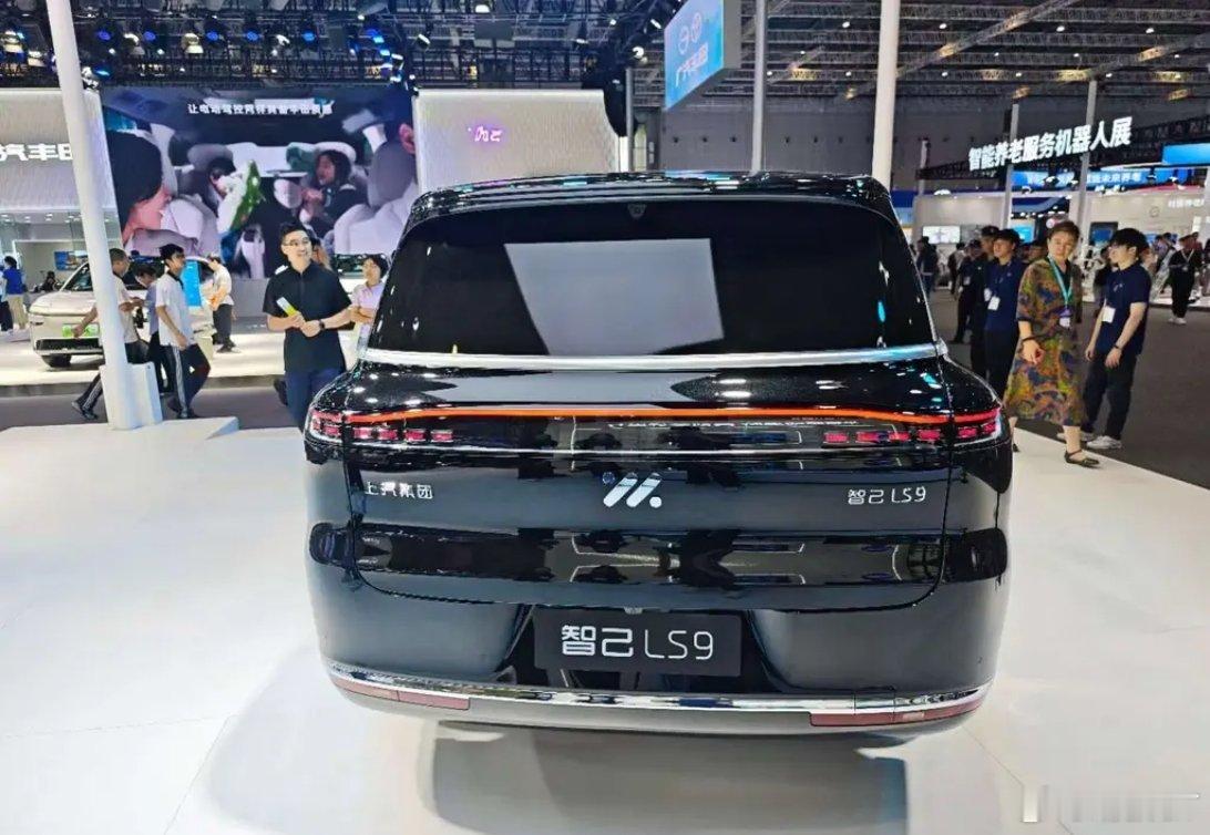 智己LS9将于四季度上市，定位一款大型SUV，采用最新的设计语言，动力方面搭载智